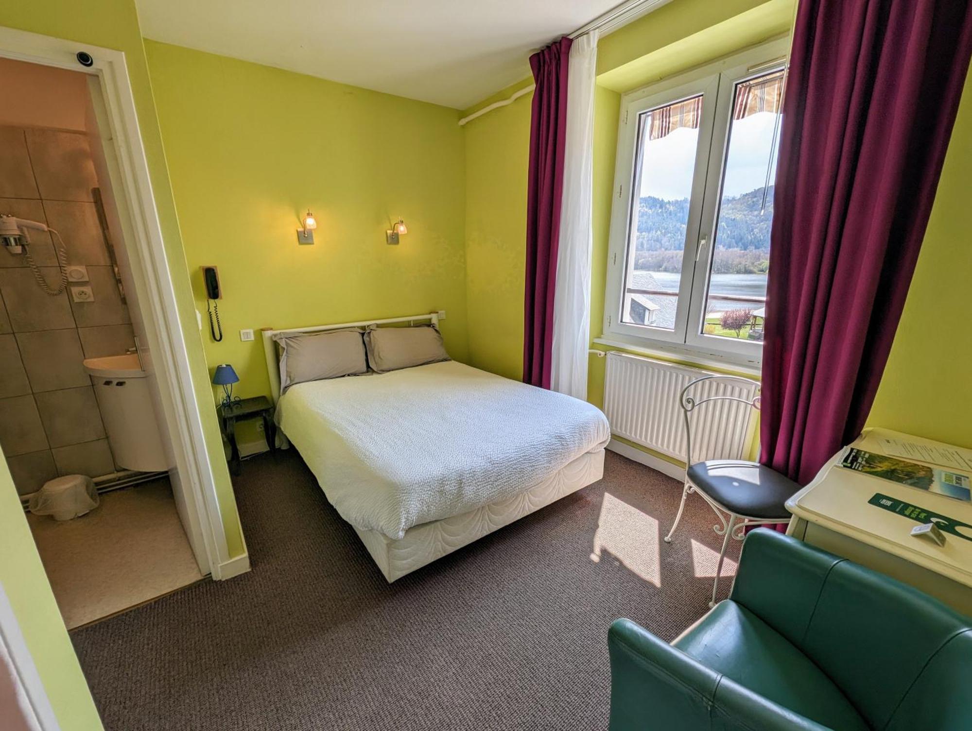 Logis Hotel Le Beau Site Chambon-sur-Lac Exterior photo